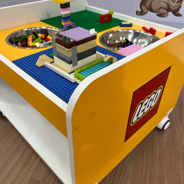 mesa infantil montagem lego pequena com tema 3